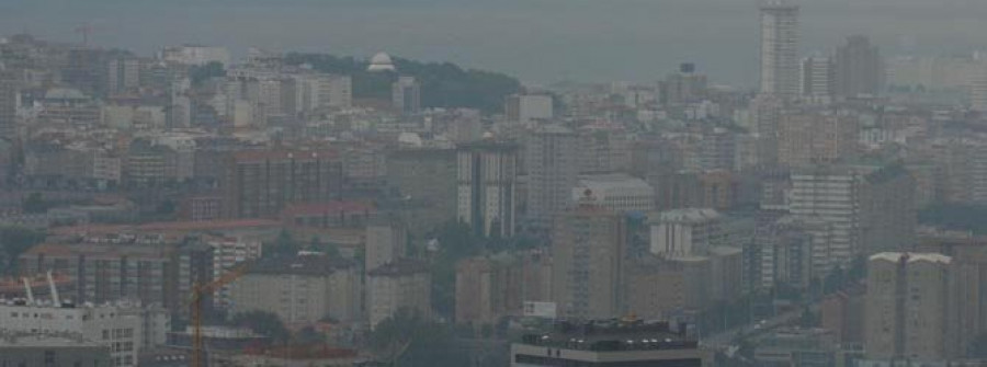 La nube de humo de varios incendios en la zona causa la alarma en la ciudad