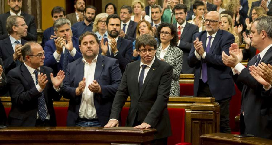 Puigdemont declara la independencia, pero suspende sus efectos para negociar