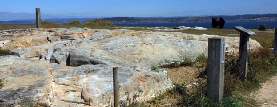 Patrimonio Galego “redescubre” uno  de los petroglifos de punta Herminia