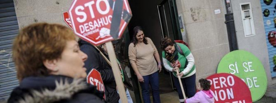 Aplazan una semana el desahucio de una familia en Ourense