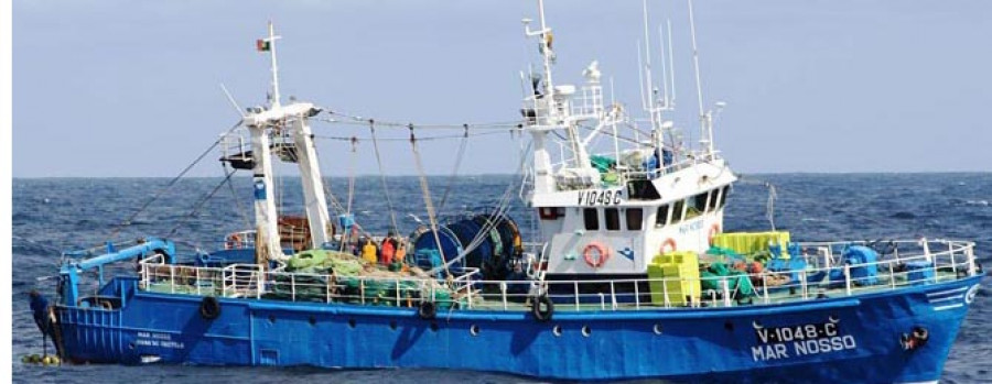 Fallecen tres marineros al volcar  un pesquero de Marín en Asturias
