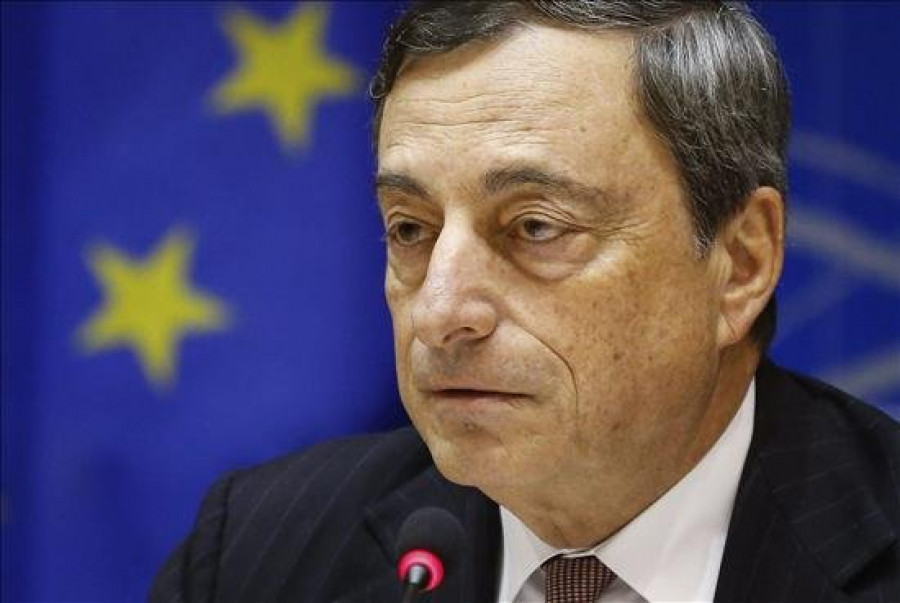 Draghi asegura que los bancos ya reducen sus intereses y aumentan los préstamos