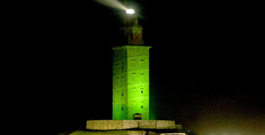 La Torre de Hércules luce verde para celebrar San Patricio