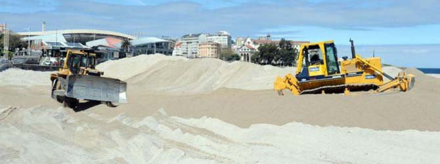 Levantan de nuevo la duna  de Riazor a un mes de que empiece la temporada de baño