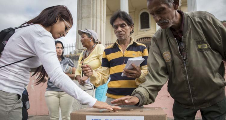 La oposición vota de forma masiva contra la Constituyente de Maduro