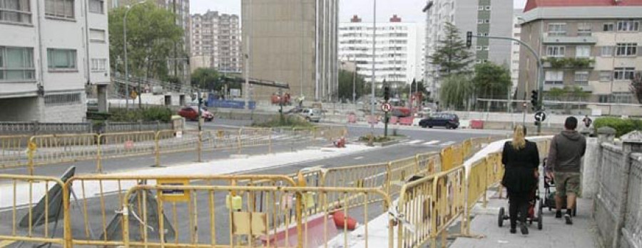 El corte de San Cristóbal bloquea el tráfico entre Alfonso Molina y A Grela
