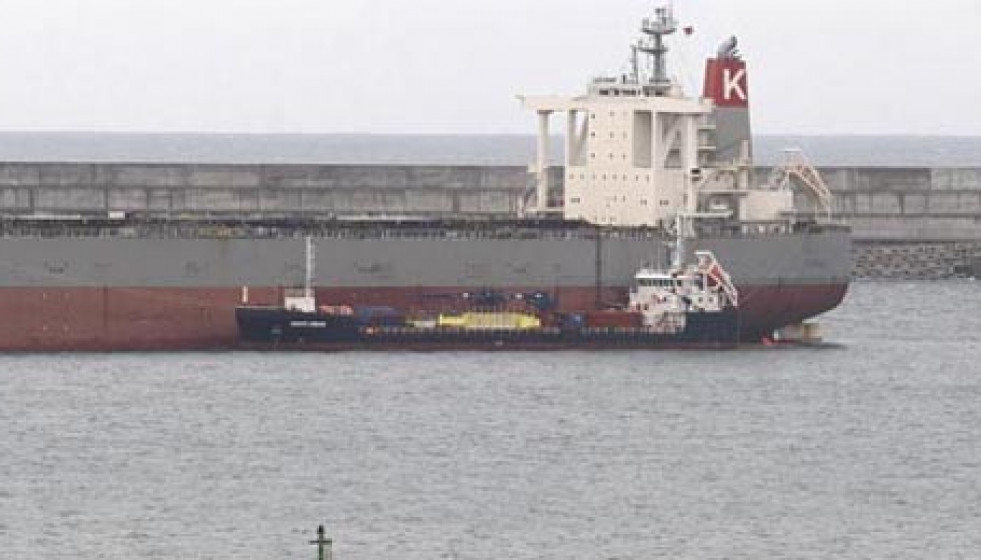 Langosteira recibe  ya cada semana al menos un barco para repostar combustible