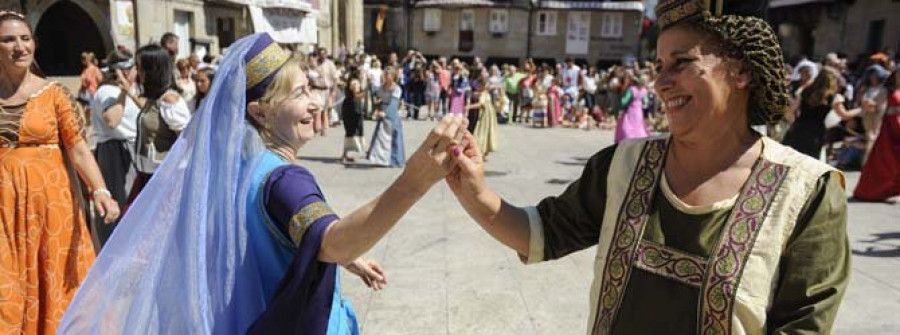 Ribadavia retrocede al Medievo con trajes de época y con el maravedí como moneda de uso