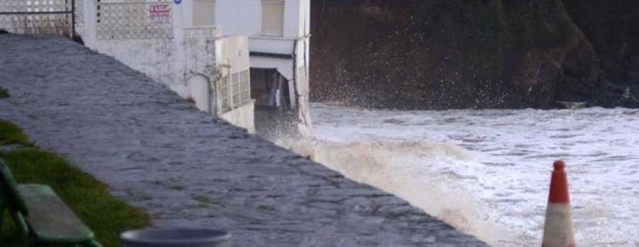 El oleaje derriba parte del hotel Solymar de la playa Grande de Miño