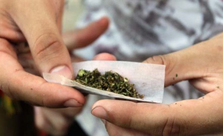 Mil euros y seis puntos menos por conducir hacia un control fumando un porro