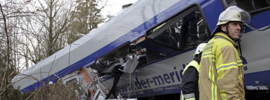 Al menos diez personas pierden la vida en Alemania tras una colisión frontal de dos trenes