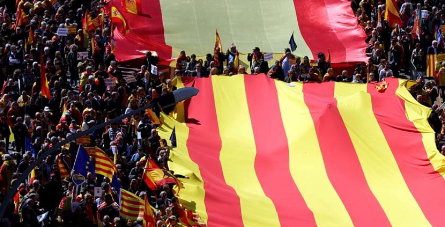 Miles de personas en Barcelona exigen “seny” y nuevo Govern