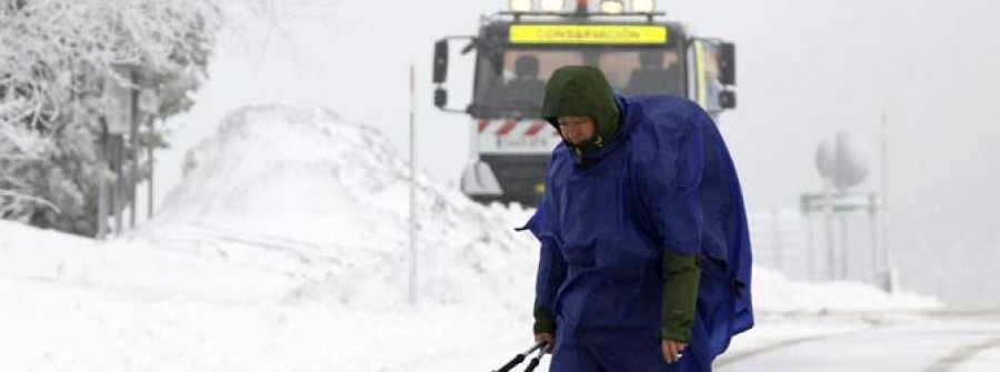 El temporal deja un fuerte oleaje en la costa y nieve en la montaña