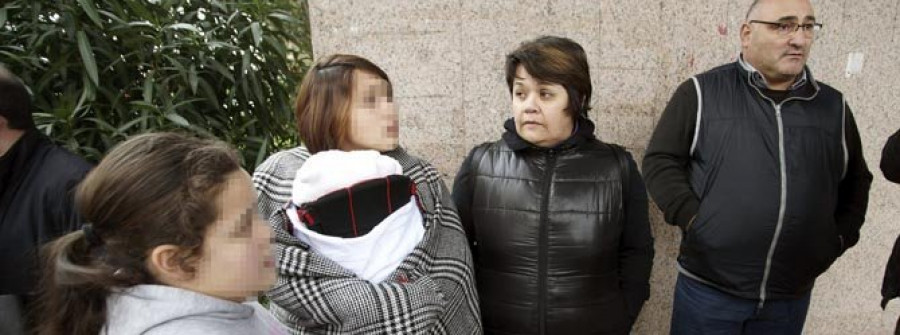 Abanca paraliza la subasta del piso de una familia con dos hijas y una nieta