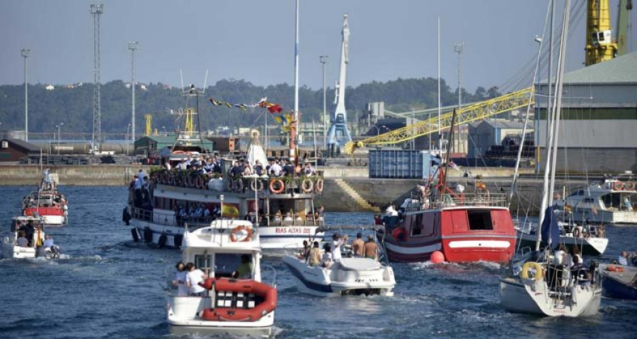 La procesión de la Virgen del Carmen vuelve a surcar las aguas un año más