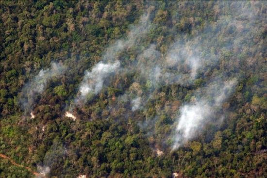 Evacúan más de 1.500 hogares por un incendio en centro de California (EE.UU.)