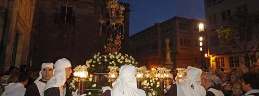 La devoción coruñesa por el Rosario no decae