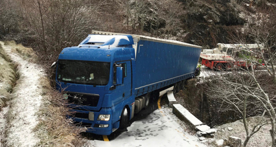 La nieve obliga a cerrar carreteras 
en doce ayuntamientos de Lugo