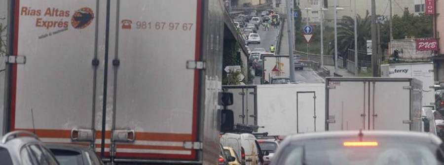 Una colisión múltiple en el puente de A Pasaxe colapsa el acceso  a la ciudad durante dos horas