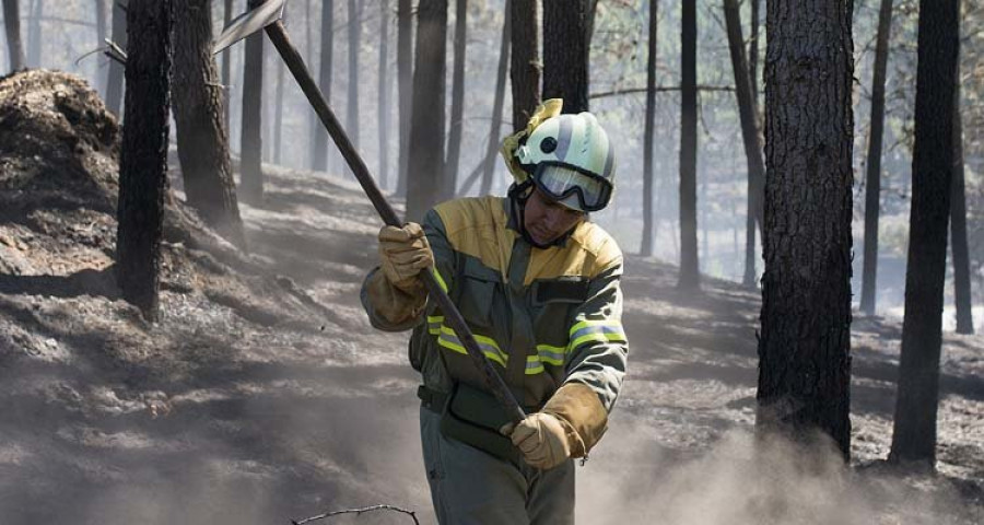 Activo un incendio cerca de las proximidades de una urbanización en Santiago