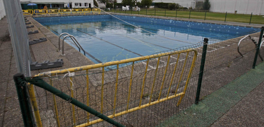 La falta de acción del Ayuntamiento limita la posibilidad de usar la piscina cedida de Pedralonga a un verano