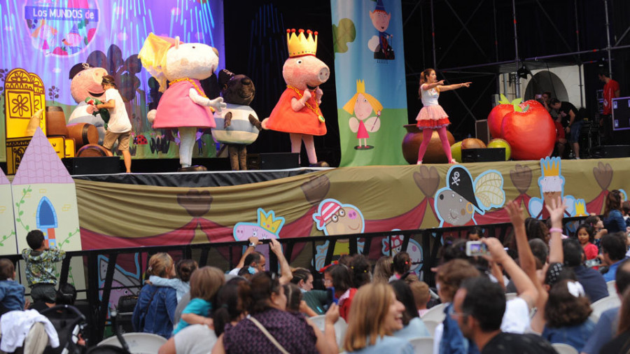 Los niños convierten el show de Peppa Pig en uno de los más aplaudidos de las fiestas