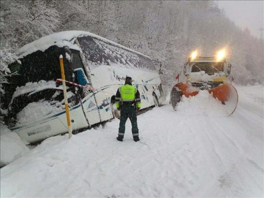 Imputado conductor de un autobús escolar accidentado por circular con nieve