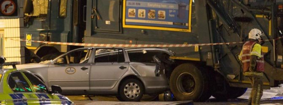 Un hombre empotra su camioneta contra un mercado en Francia y se hiere a sí mismo a puñaladas