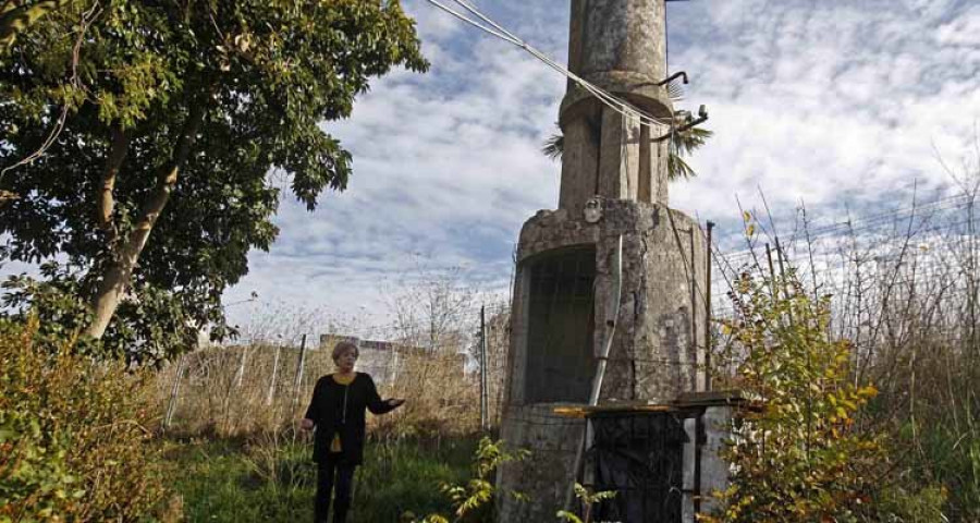 Una vecina de Eirís denuncia que el agua de un pozo municipal daña su propiedad desde hace años