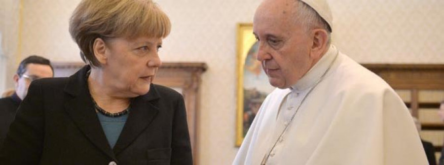 Merkel se reúne con el papa y le da dinero para los hijos de los refugiados