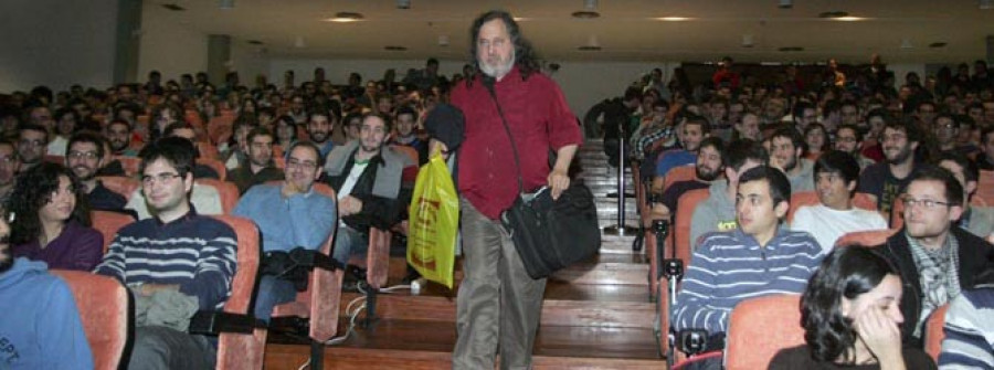 Unas 500 personas llenan Informática para escuchar a Richard Stallman