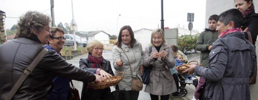 BETANZOS - Lunes de Pascua con sabor a tradición  y cacahuetes en el barrio de A Magdalena