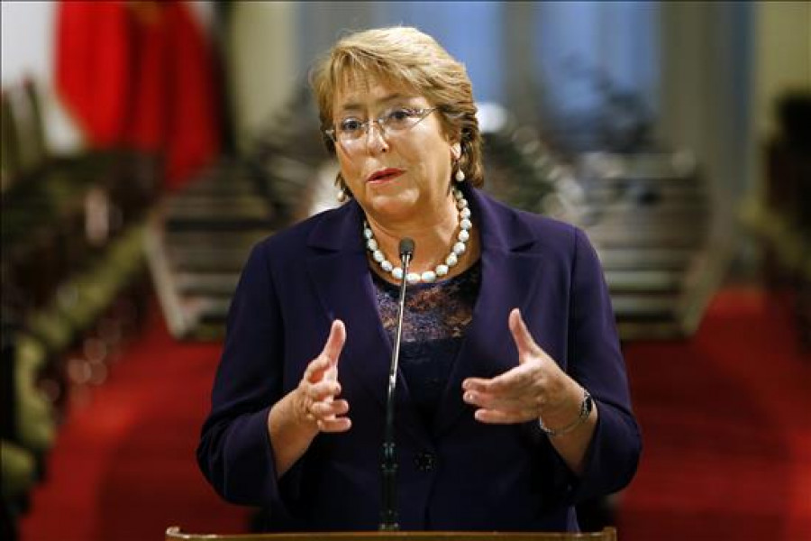 Bachelet suspende sus actividades por el terremoto y evalúa viajar a la zona afectada