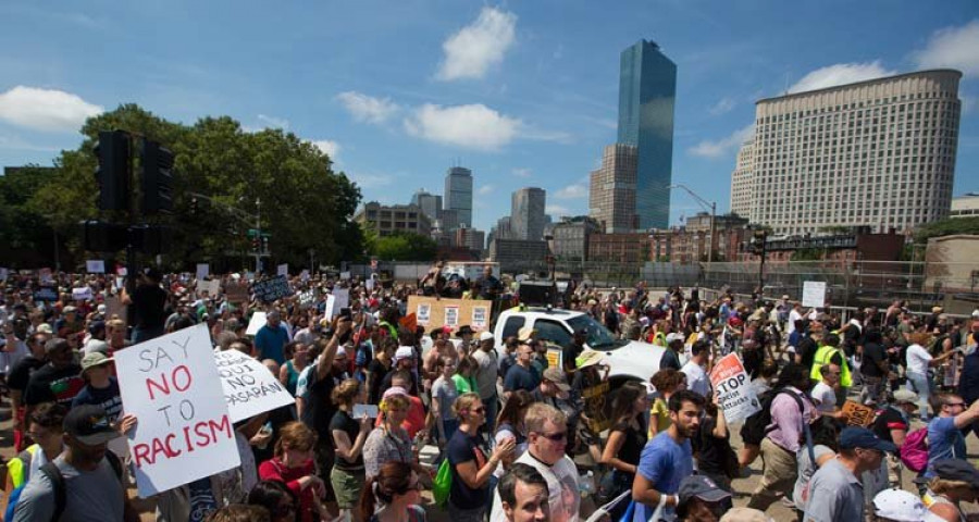 Miles de personas repudian en Boston una marcha de ultraderecha