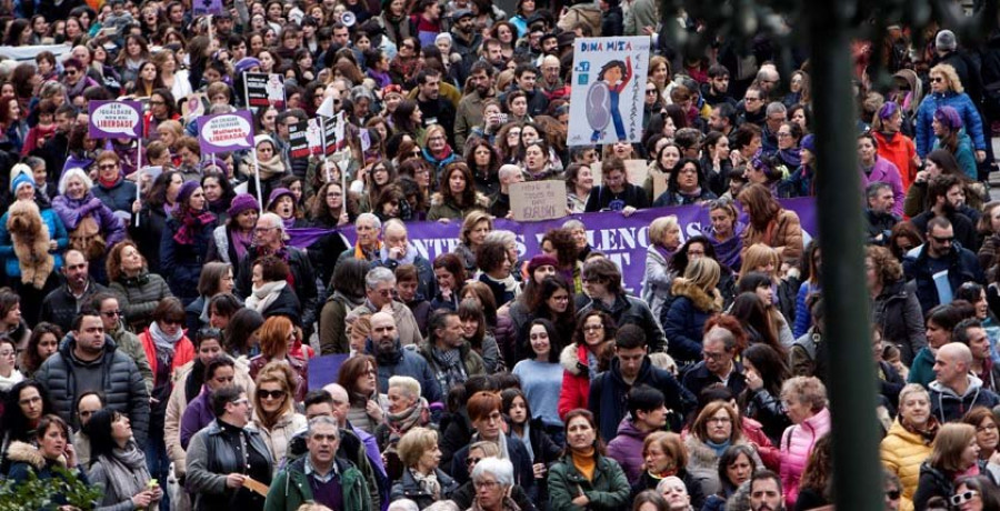 Miles de personas recorren Vigo para reclamar igualdad  y llamar a la huelga del jueves