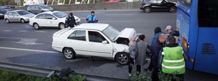 Dos jóvenes se dan a la fuga tras estrellar su coche contra un autobús en Alfonso Molina