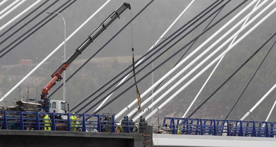 Uno de los tirantes que sujetan el nuevo carril de Rande se rompe y otro queda afectado por un pequeño fuego