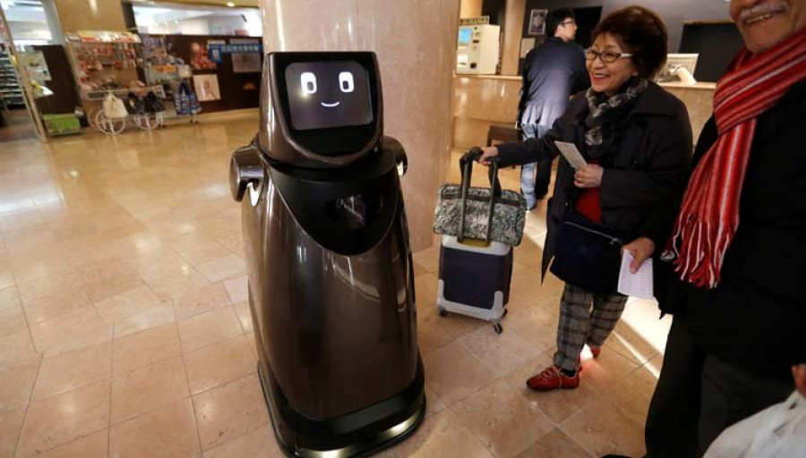 el robot hospi empieza a mostrar su capacidad para entregar mercancías