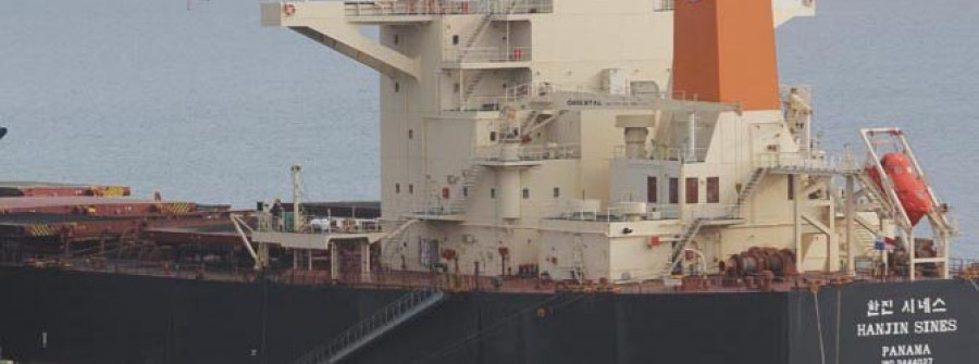 Muere un trabajador en la bodega de un barco en el puerto exterior de Ferrol