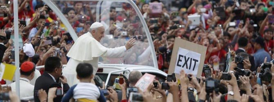 El papa pone fin a su viaje a Filipinas con una misa ante millones de fieles