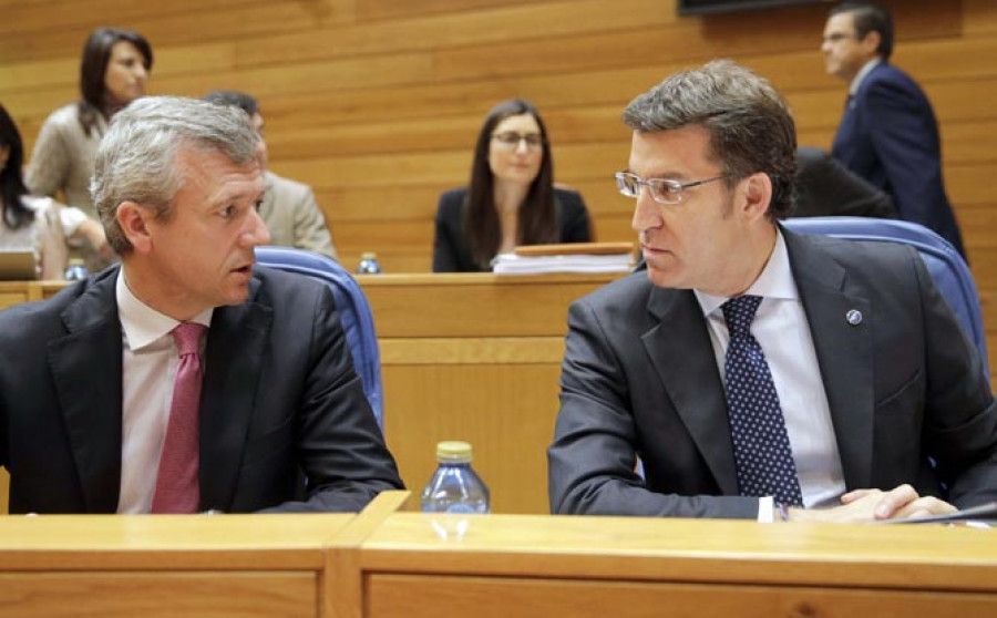 Compostela rodea el Parlamento para mostrar que "no representa" al pueblo