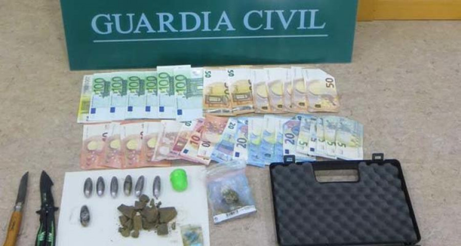La Guardia Civil detiene a tres individuos por vender drogas a menores 
en Oleiros y Sada