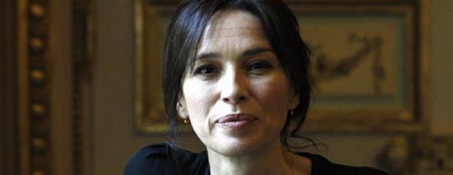 La actriz Ariadna Gil cree que habría que despedir a todos los políticos