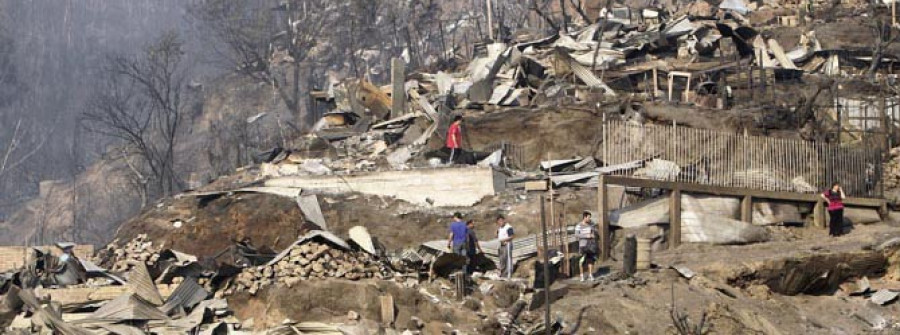 El peor incendio de la historia de Valparaíso provoca once muertos y calcina cinco cerros