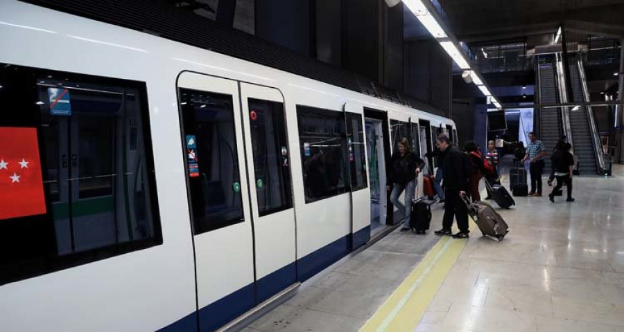 Amputan las piernas a un niño de 13 años que se subió al metro en marcha