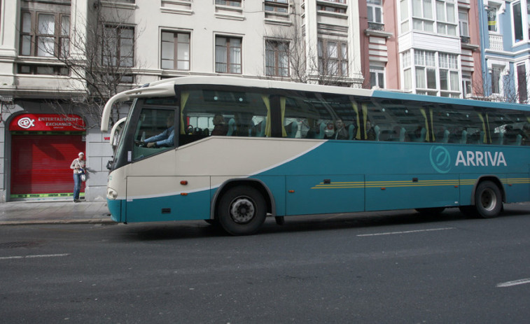 Arriva promete más plazas en el bus Viveiro-A Coruña tras quedar fuera gente