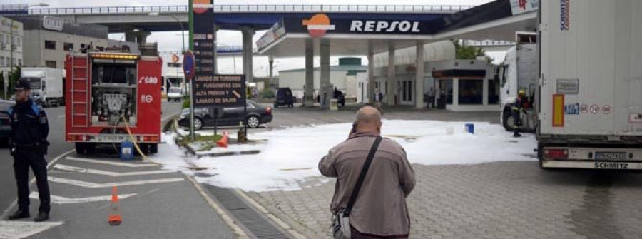 Un camión sufre un accidente en Pocomaco y derrama varios cientos de litros de gasóleo