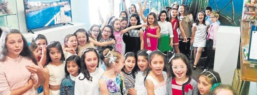 El desfile infantil centró la presentación de la Mostra do Encaixe de Camariñas