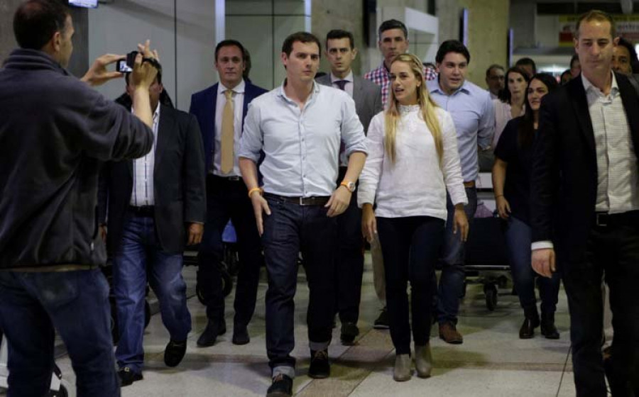 El PP y Podemos critican el viaje electoral de Albert Rivera a Caracas