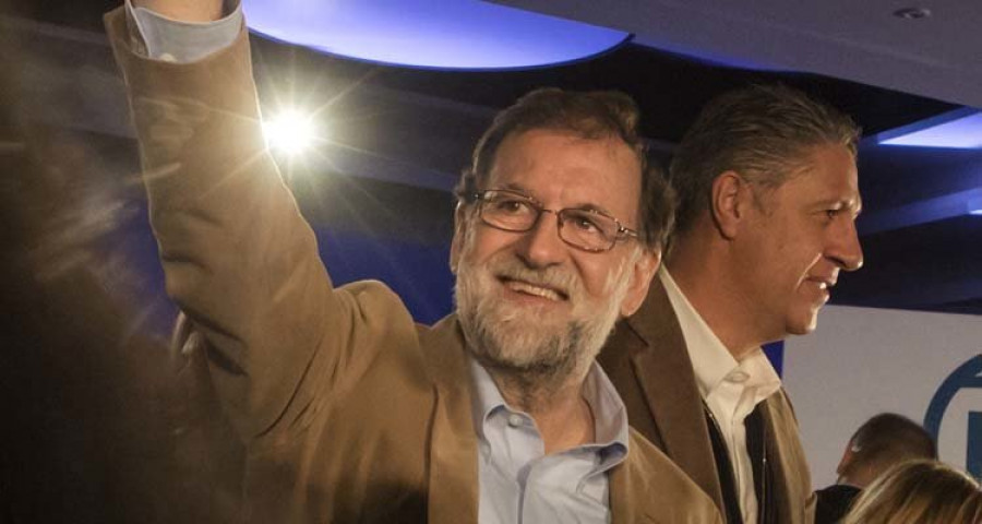 Rajoy llama a la “mayoría silenciada” catalana a llenar “las urnas de verdad” el 21-D